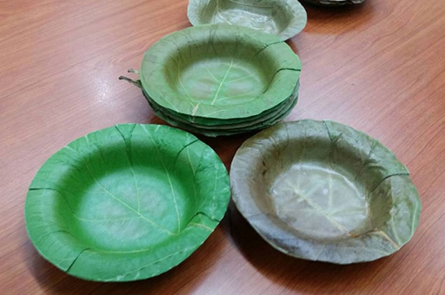 Tailandesas criam pratos descartáveis feitos de folhas