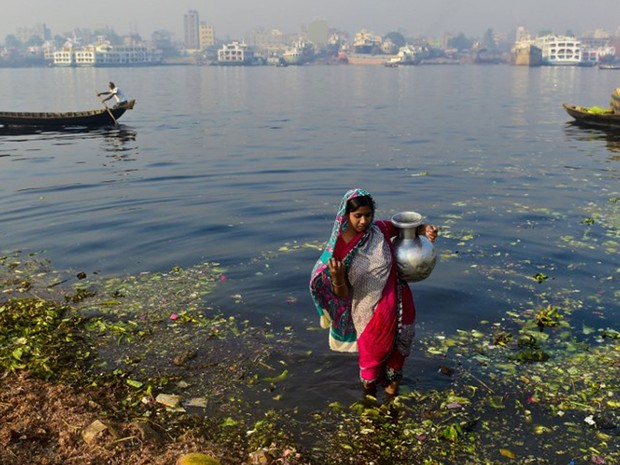 Vinte milhões de pobres bebem água contaminada em Bangladesh