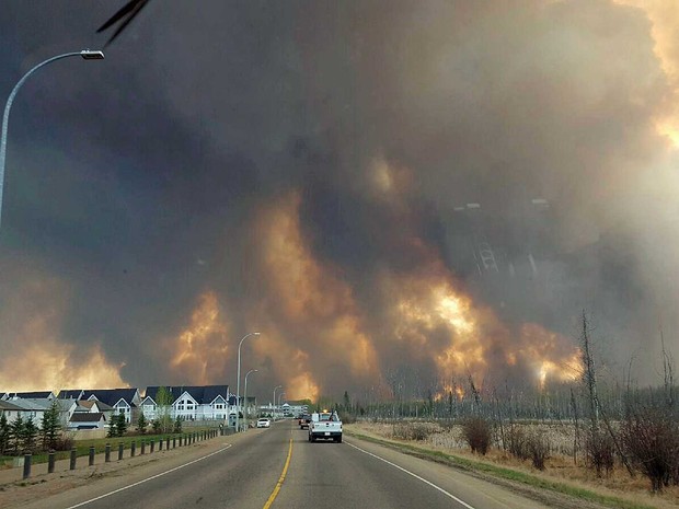 Incêndio florestal ameaça cidade no Canadá; moradores deixam região