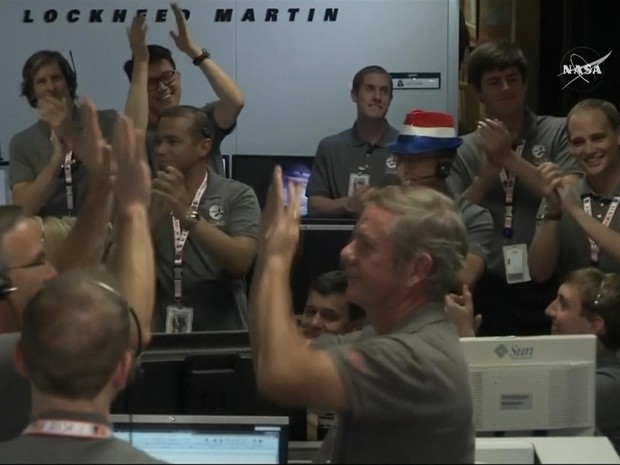 Engenheiros da Nasa comemoram sucesso de missão da sonda Juno