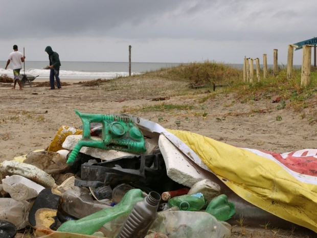 Voluntários recolhem meia tonelada de lixo em praia de Ilha Comprida, SP